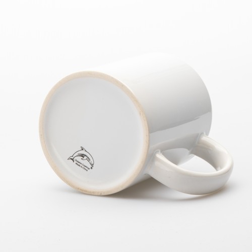 Bílý keramický hrnek s hnědou ruční kresbou beskydské krajiny a textem „Jsou to hory, které píšou příběhy v nás“.