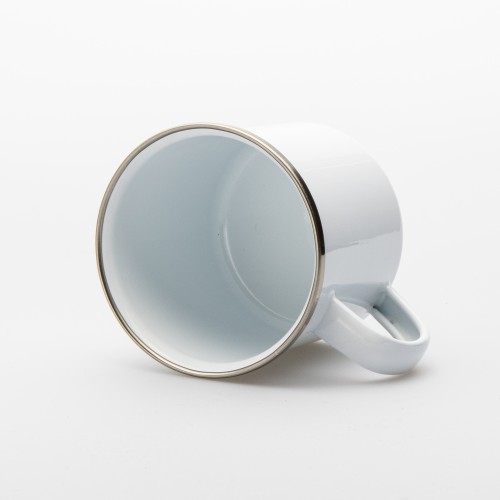 Smaltovaný plecháček se stříbrným lemem a hnědou ilustrací beskydské krajiny s textem „Když ti dojdou slova, mluví hory“.