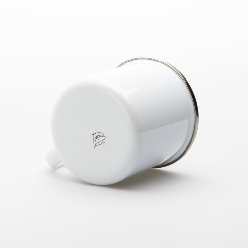 Smaltovaný plecháček se stříbrným lemem a hnědou ilustrací beskydské krajiny s textem „Nepotřebuju terapii, potřebuju výšlap do 