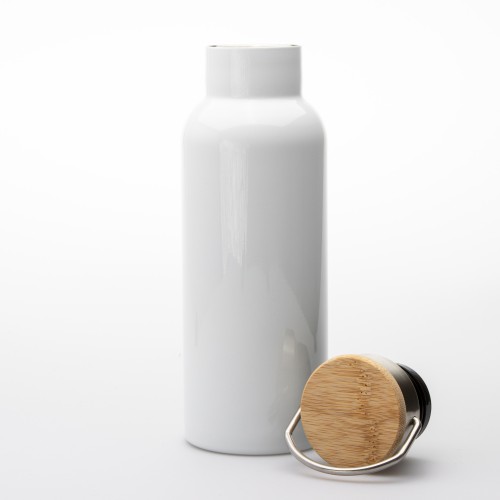 Bílá termoska 500 ml s hnědou ruční kresbou beskydské krajiny, pěšinou a sluncem, doplněná textem „V Beskydech je domov i pro ty