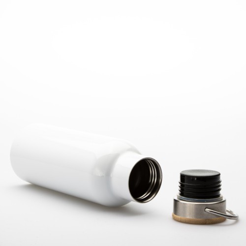 Bílá termoska 500 ml s hnědou ruční kresbou beskydské krajiny, kamenité stezky a zapadajícího slunce, doplněná textem „Stačí jed