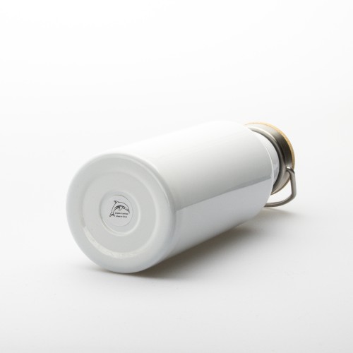 Bílá termoska 500 ml s hnědou ruční kresbou beskydské krajiny, kamenité stezky a zapadajícího slunce, doplněná textem „Stačí jed