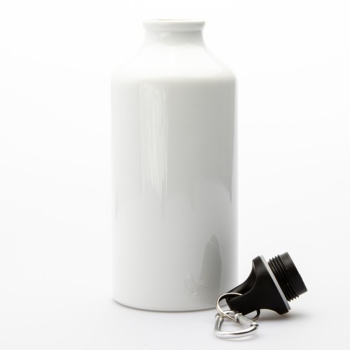 Bílá sportovní láhev 500 ml s hnědou ruční kresbou beskydské cesty v mlze a textem „Když se rozestoupí mlha, rozestoupí se i myš