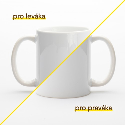Bílý keramický hrnek s hnědou ruční kresbou beskydské krajiny, skal a slunce, s textem „Učily mě chvíle, které chápe jen srdce“.