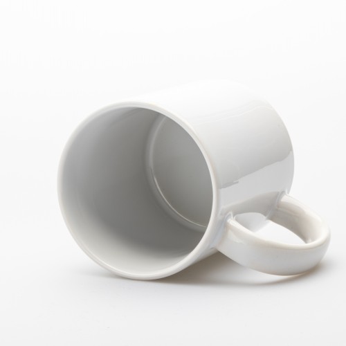 Bílý keramický hrnek s hnědou ruční kresbou beskydské krajiny, skal a slunce, s textem „Učily mě chvíle, které chápe jen srdce“.