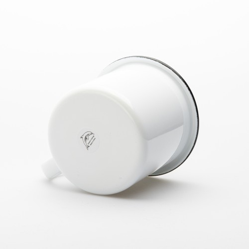 Smaltovaný plecháček s hnědou ruční ilustrací kostelíku na Prašivé a textem „Prašivá je místo, které vítá s otevřeným nebem“.